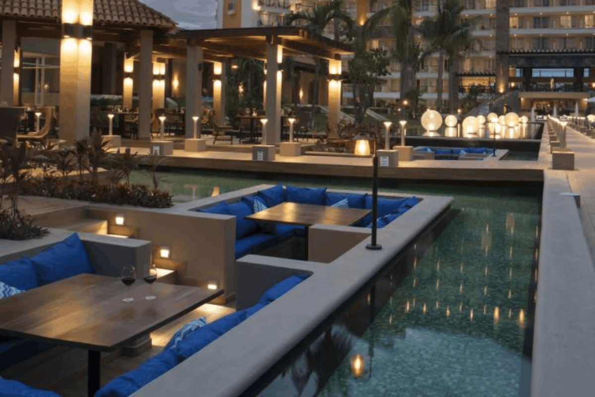 Cena nocturna junto a la alberca en Krystal Grand Nuevo Vallarta.